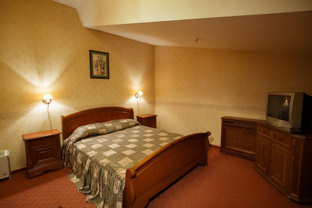 John Hughes Hotel Donetsk Room photo