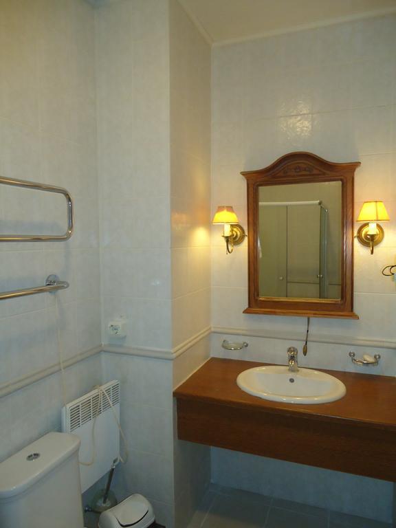 John Hughes Hotel Donetsk Room photo